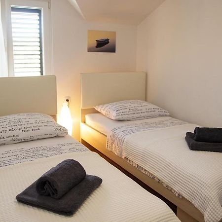 Kaprije Apartmani Tina I Ena Eksteriør billede