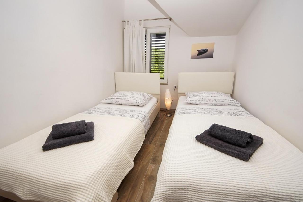 Kaprije Apartmani Tina I Ena Eksteriør billede